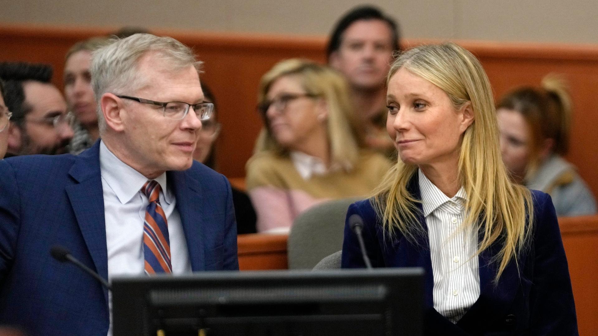 Parkstadt: Gwyneth Paltrow (r), Schauspielerin aus den USA, und ihr Anwalt Steve Owens lächeln nach der Verlesung des Urteils in ihrem Gerichtsverfahren. Parkstadt: Gwyneth Paltrow (r), Schauspielerin aus den USA, und ihr Anwalt Steve Owens lächeln nach der Verlesung des Urteils in ihrem Gerichtsverfahren.