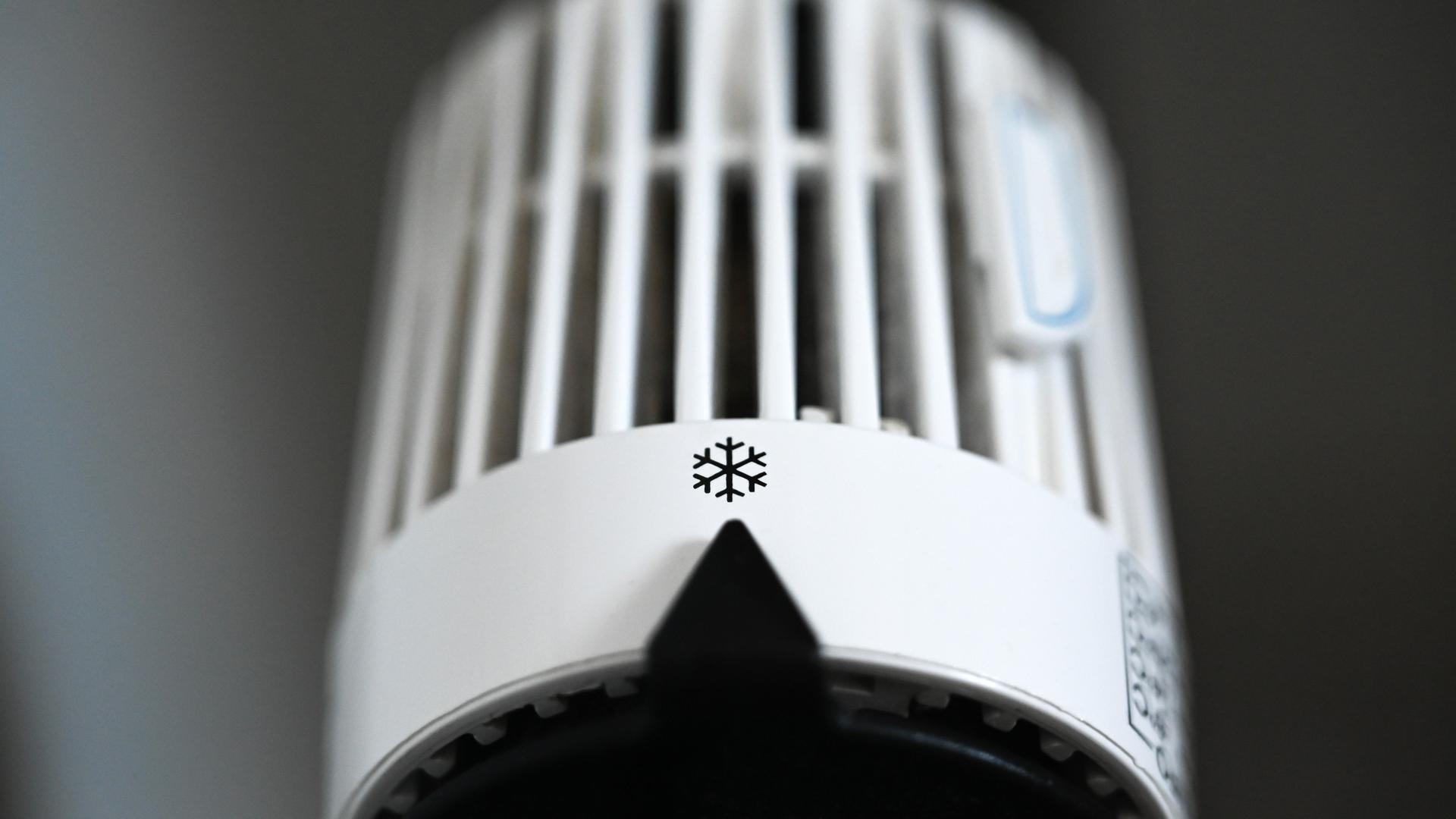 Der Thermostat an einer Heizung steht auf dem Symbol Frost Der Thermostat an einer Heizung steht auf dem Symbol Frost
