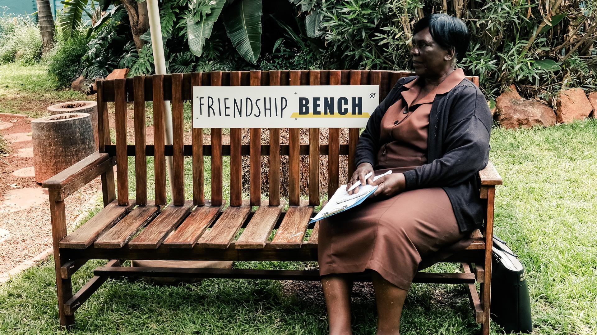 "Freundschaftsbänke" - Psychologische Hilfe auf der Parkbank - erfolgreiches Projekt aus Simbabwe wird zur WM nach Katar exportiert