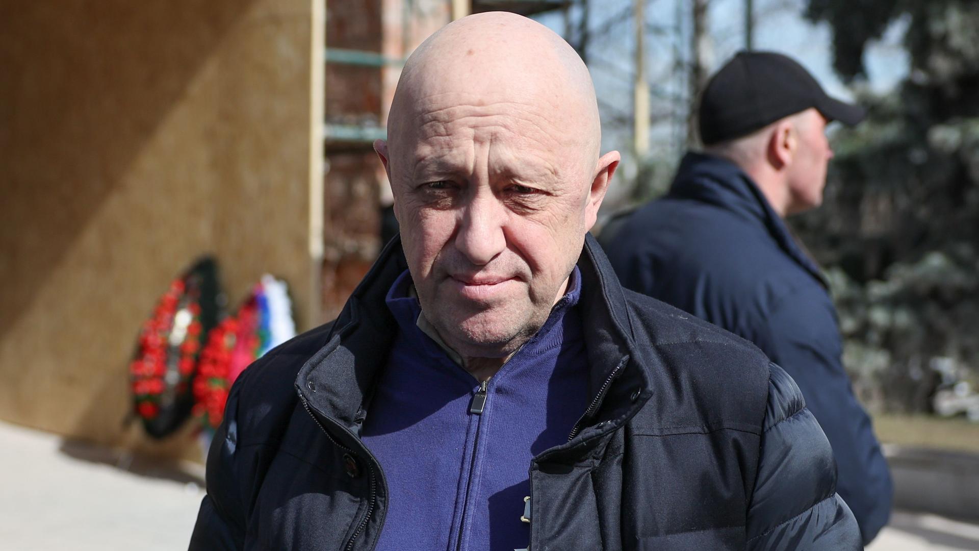 Jewgeni Prigoschin am 8. April 2023 auf einem Friedhof Jewgeni Prigoschin am 8. April 2023 auf einem Friedhof
