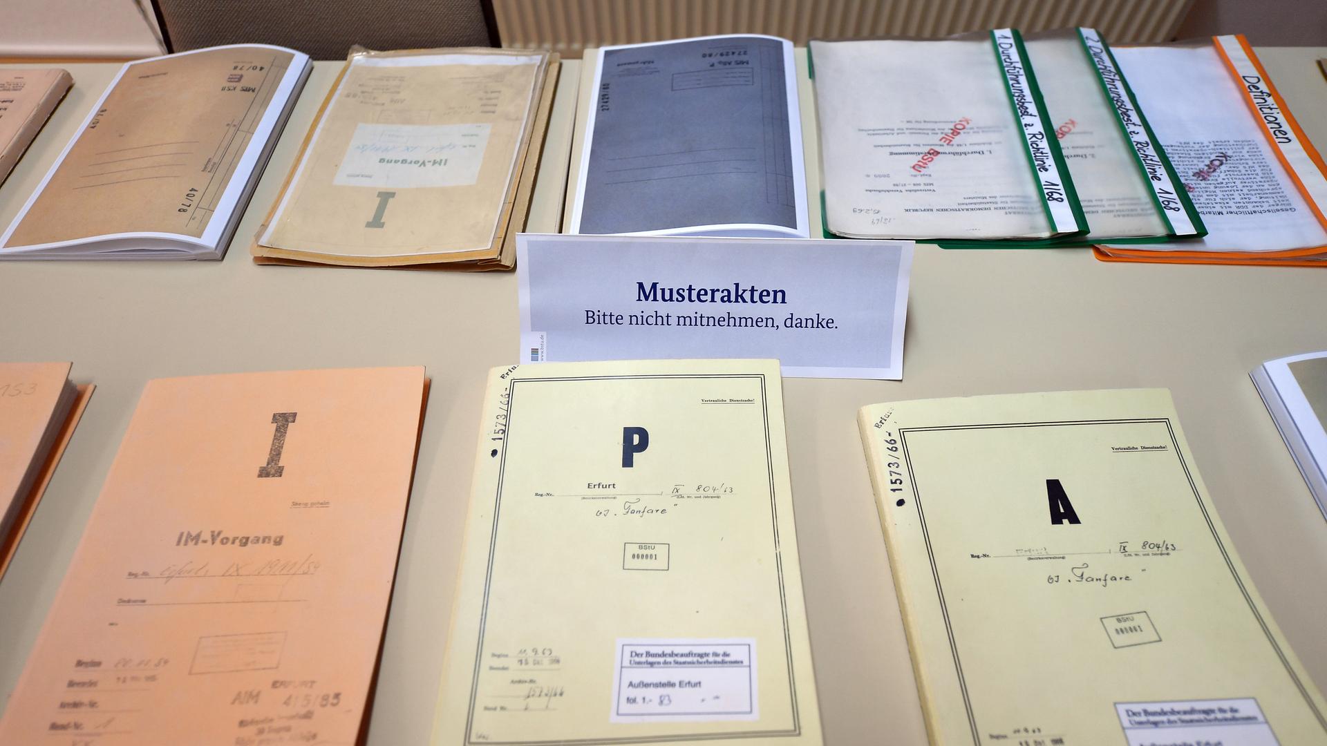 Muster von Stasi-Akten liegen auf einem Tisch Muster von Stasi-Akten liegen auf einem Tisch