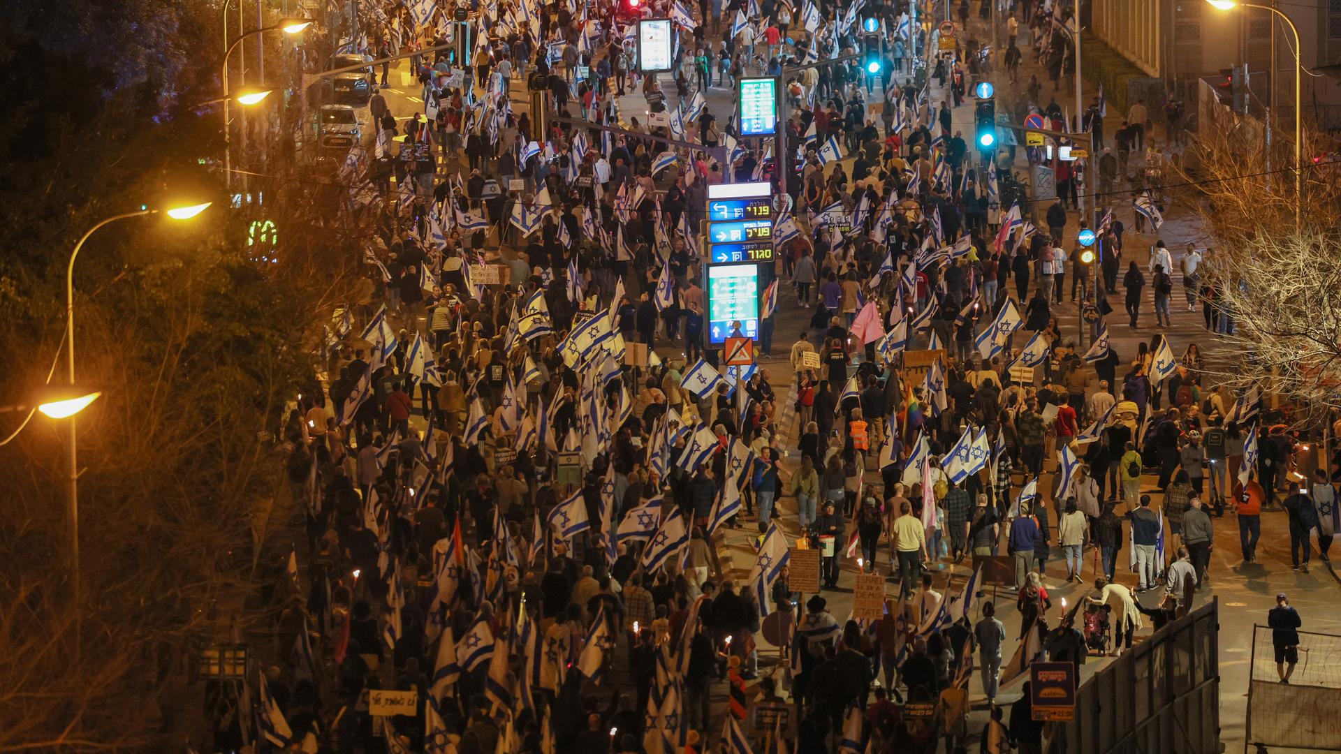 Demonstranten protestieren in Tel Aviv gegen den umstrittenen Gesetzentwurf der israelischen Regierung zur Justizreform. Demonstranten protestieren in Tel Aviv gegen den umstrittenen Gesetzentwurf der israelischen Regierung zur Justizreform.