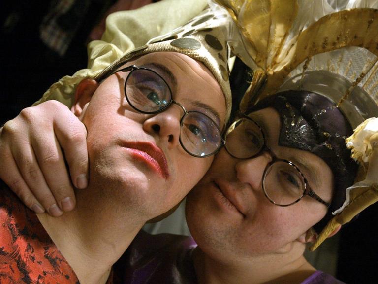 Die Darsteller des RambaZamba-Theaters Martin Lindner (r) und Michael Wittsack. 