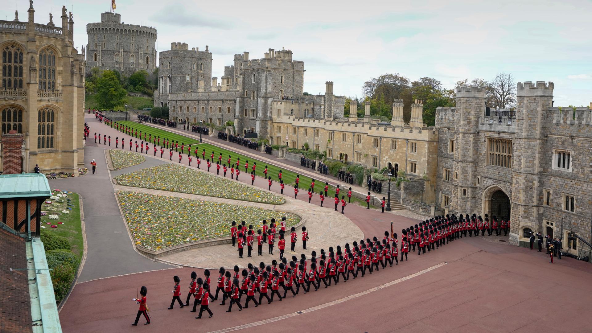 Das Regiment der Grenadier Guards marschiert auf dem Gelände von Schloss Windsor ein, um die Ankunft des Sarges von Königin Elizabeth II. anzukündigen. Das Regiment der Grenadier Guards marschiert auf dem Gelände von Schloss Windsor ein, um die Ankunft des Sarges von Königin Elizabeth II. anzukündigen.