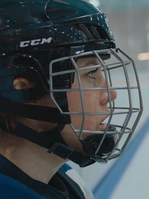 Szene aus dem Film "Breaking the Ice": Zwei Eishockeyspielerinnen stehen sich gegenüber und fixieren einander mit Blicken.