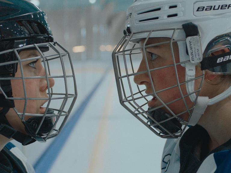 Szene aus dem Film "Breaking the Ice": Zwei Eishockeyspielerinnen stehen sich gegenüber und fixieren einander mit Blicken.