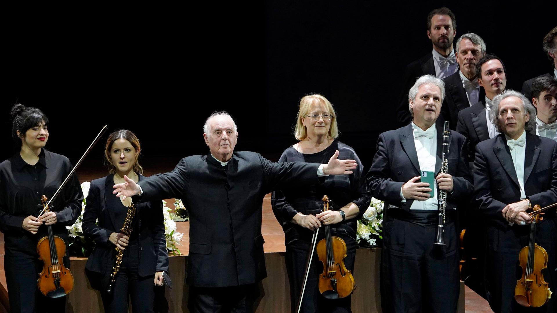 Daniel Barenboim und die Staatskapelle Berlin beim Schlussapplaus bei der Premiere der Oper von Wolfgang Amadeus Mozart.