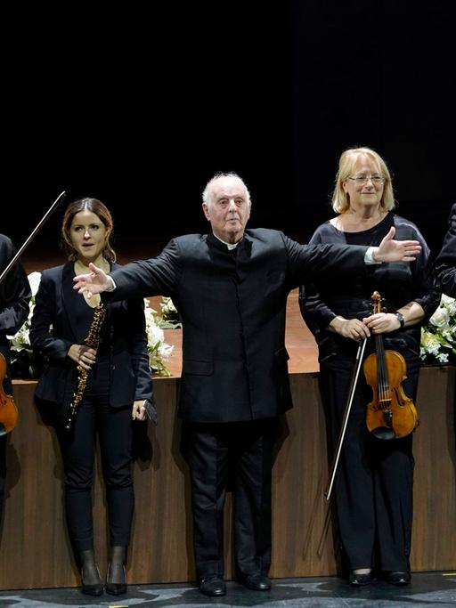 Daniel Barenboim und die Staatskapelle Berlin beim Schlussapplaus bei der Premiere der Oper von Wolfgang Amadeus Mozart.