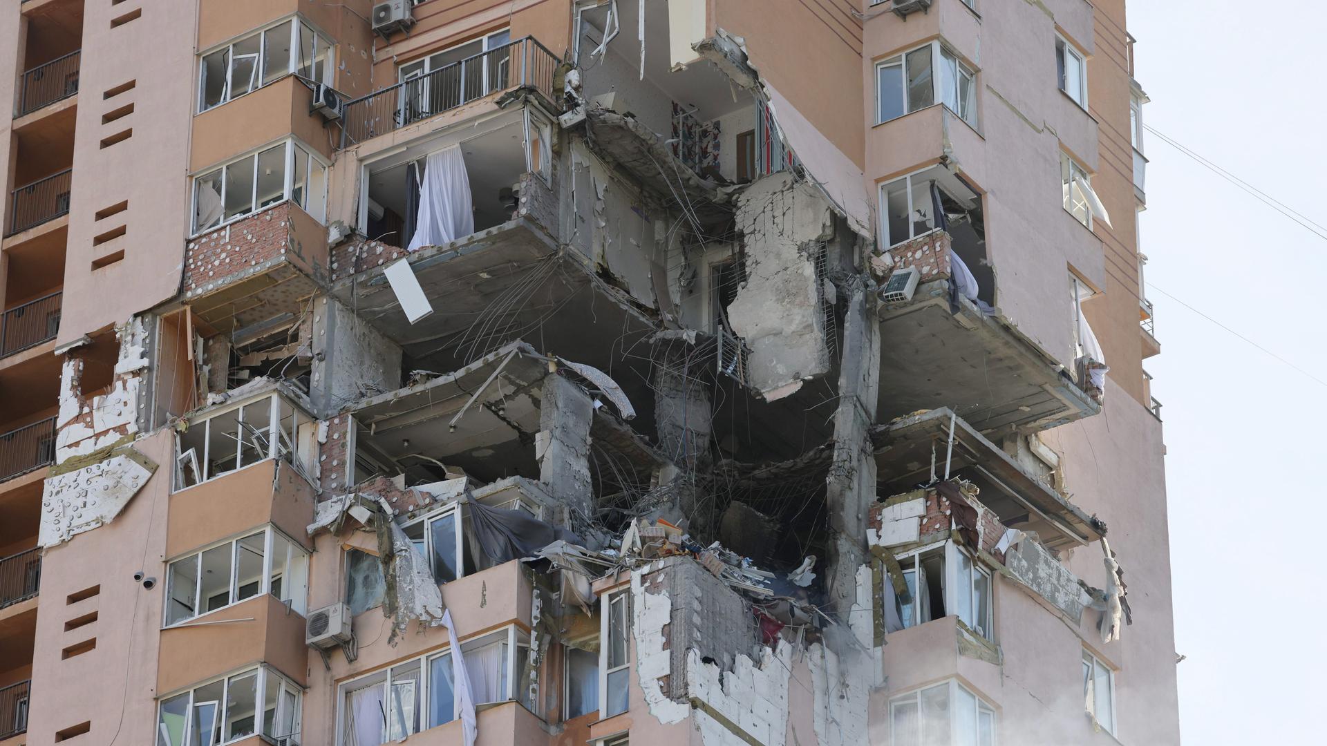Ein Bombenloch in einem Wohnhaus in Kiew, Ukraine am 26.02.2022.