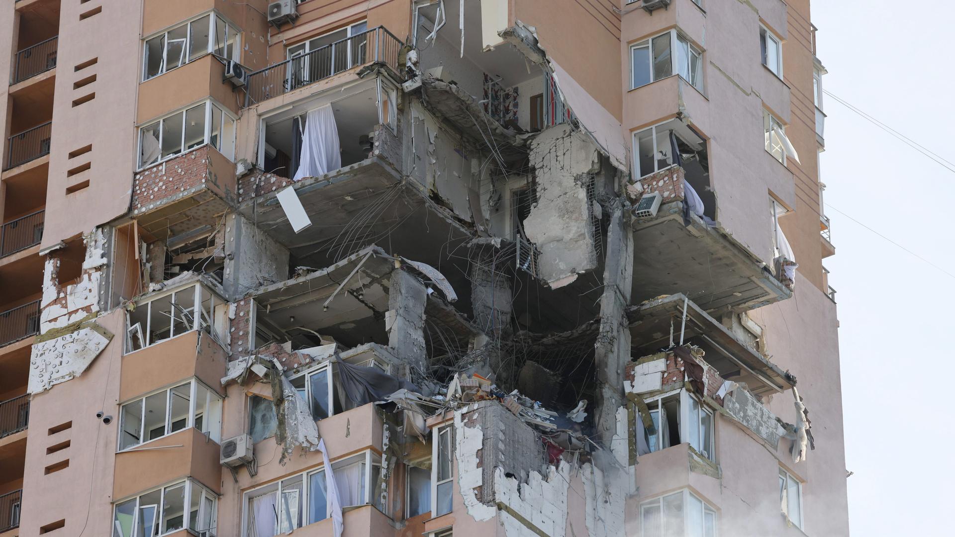 Ein Bombenloch in einem Wohnhaus in Kiew, Ukraine am 26.02.2022. Ein Bombenloch in einem Wohnhaus in Kiew, Ukraine am 26.02.2022.