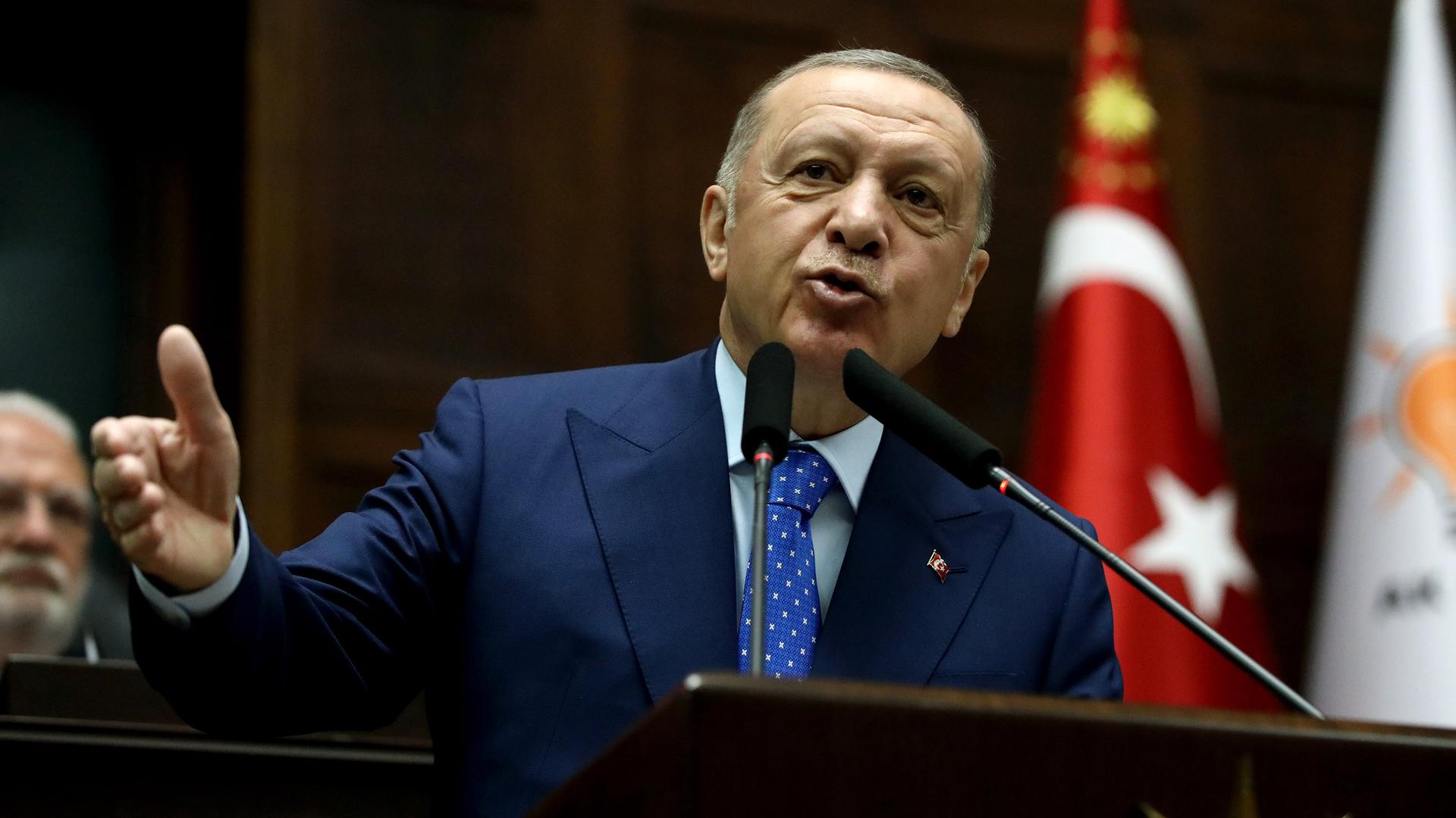 Der türkische Präsident Recep Tayyip Erdogan spricht an einem Rednerpult, hinter ihm steht eine türkische Fahne. Der türkische Präsident Recep Tayyip Erdogan spricht an einem Rednerpult, hinter ihm steht eine türkische Fahne.