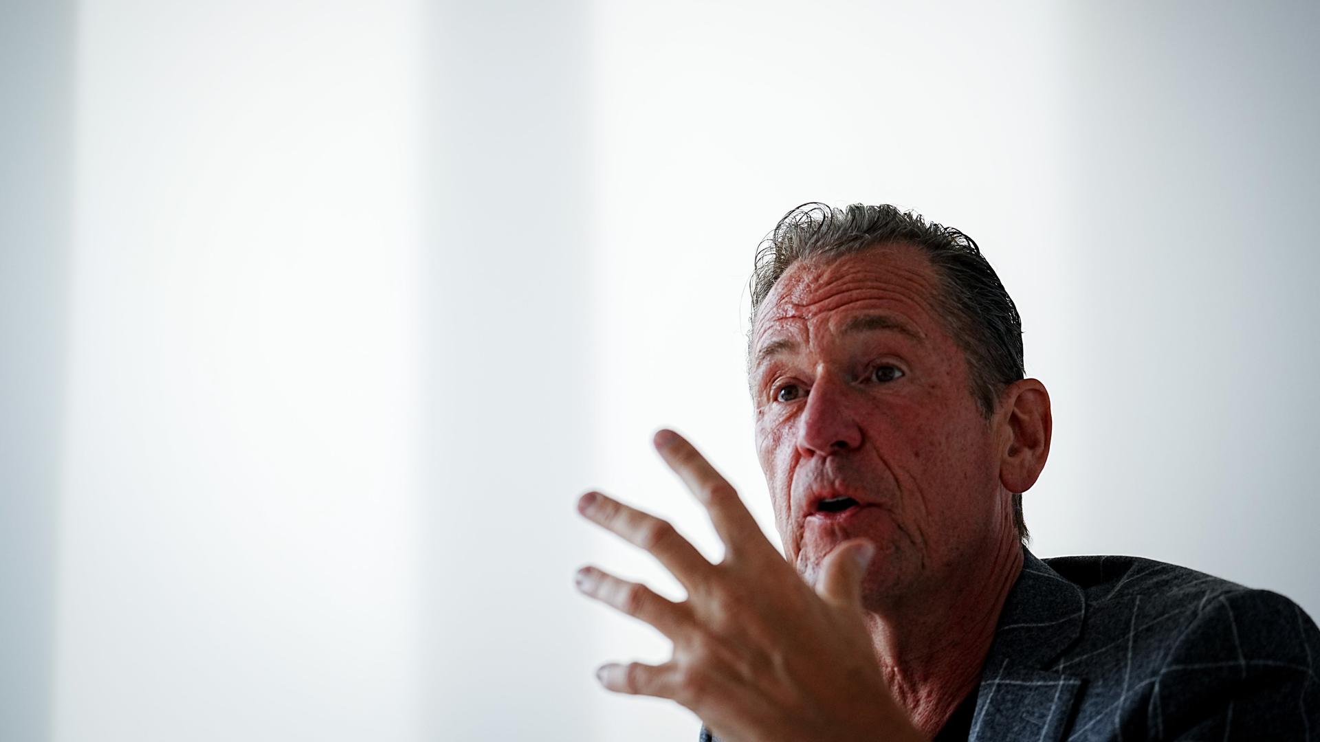 Mathias Döpfner, Vorstandsvorsitzender der Axel Springer SE, spricht und gestikuliert in einem Interview mit Journalisten der Deutschen Presse-Agentur. Mathias Döpfner, Vorstandsvorsitzender der Axel Springer SE, spricht und gestikuliert in einem Interview mit Journalisten der Deutschen Presse-Agentur.