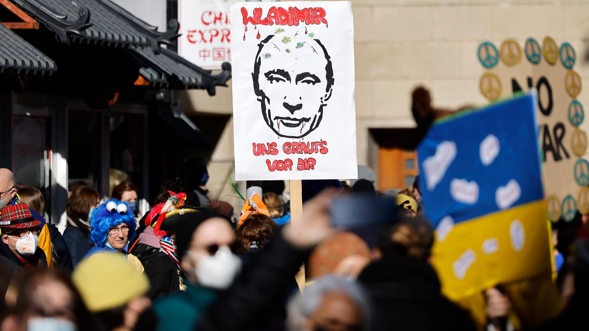 Aufnahme während einer Demonstration in Köln gegen den Krieg in der Ukraine. Aufnahme während einer Demonstration in Köln gegen den Krieg in der Ukraine.