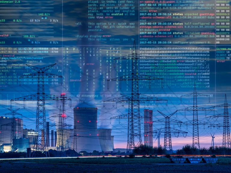 Symbolbild Kritische Infrastruktur: Ein Braunkohlekraftwerk im Morgenrot, darüber sind Programmcodes zu sehen.
