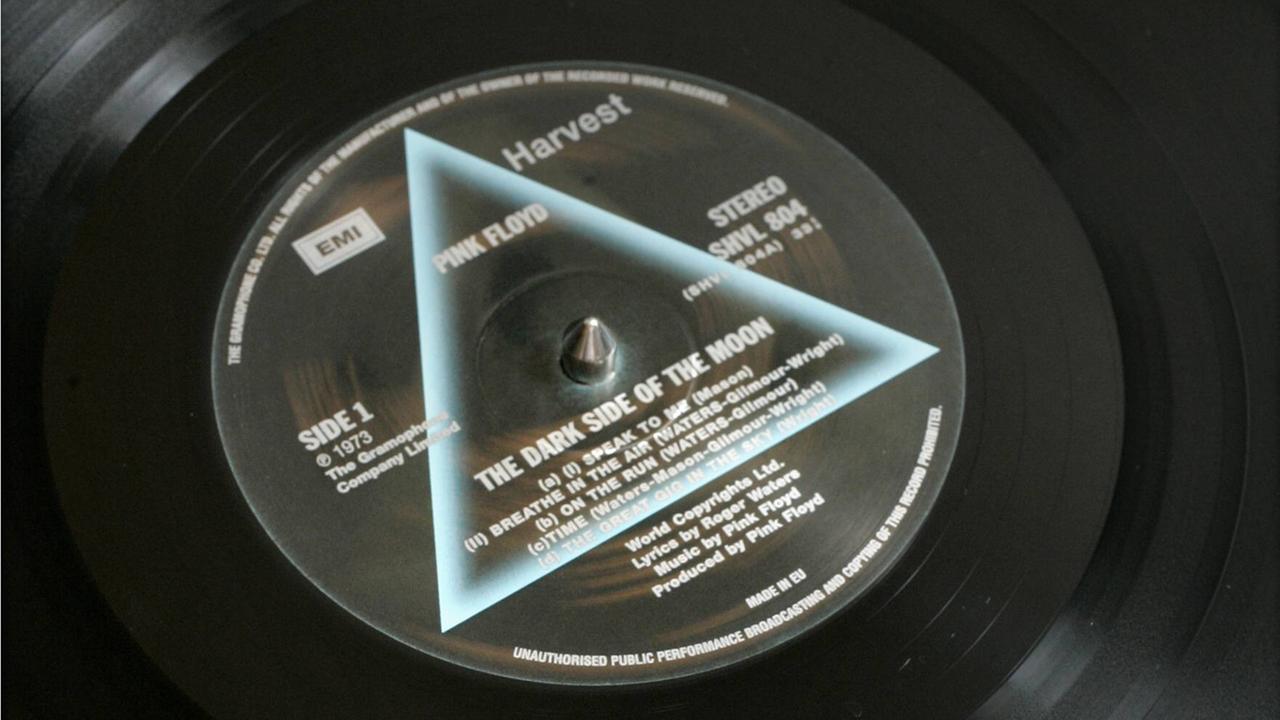 Eine der weltweit meistverkauften Platten: Pink Floyds 1973 erschienenes Album "The Dark Side of the Moon" hier auf einem Plattenspieler liegend. Eine der weltweit meistverkauften Platten: Pink Floyds 1973 erschienenes Album "The Dark Side of the Moon" hier auf einem Plattenspieler liegend.