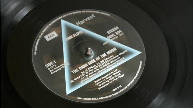 Eine der weltweit meistverkauften Platten: Pink Floyds 1973 erschienenes Album "The Dark Side of the Moon" hier auf einem Plattenspieler liegend.