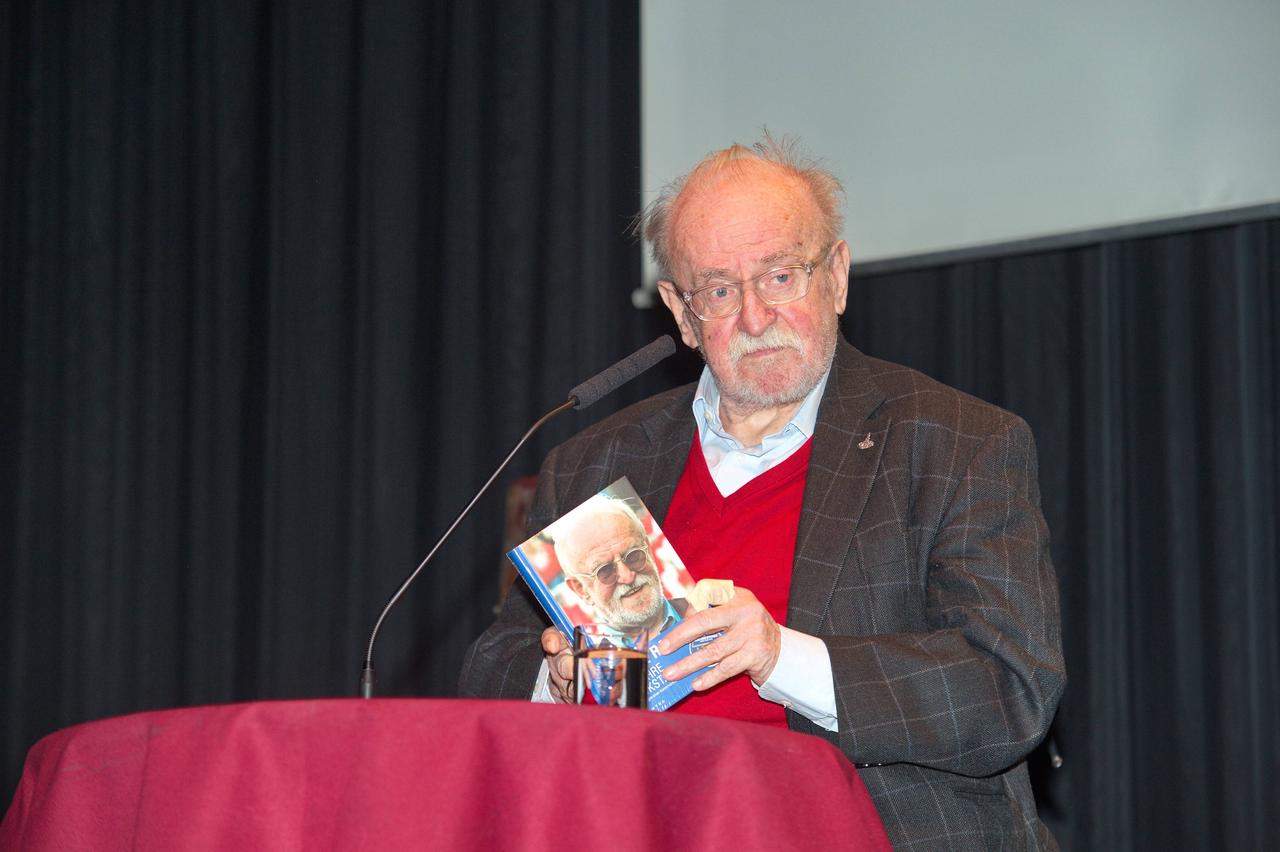 Fritz Rau steht an einem Lesepult Fritz Rau steht an einem Lesepult