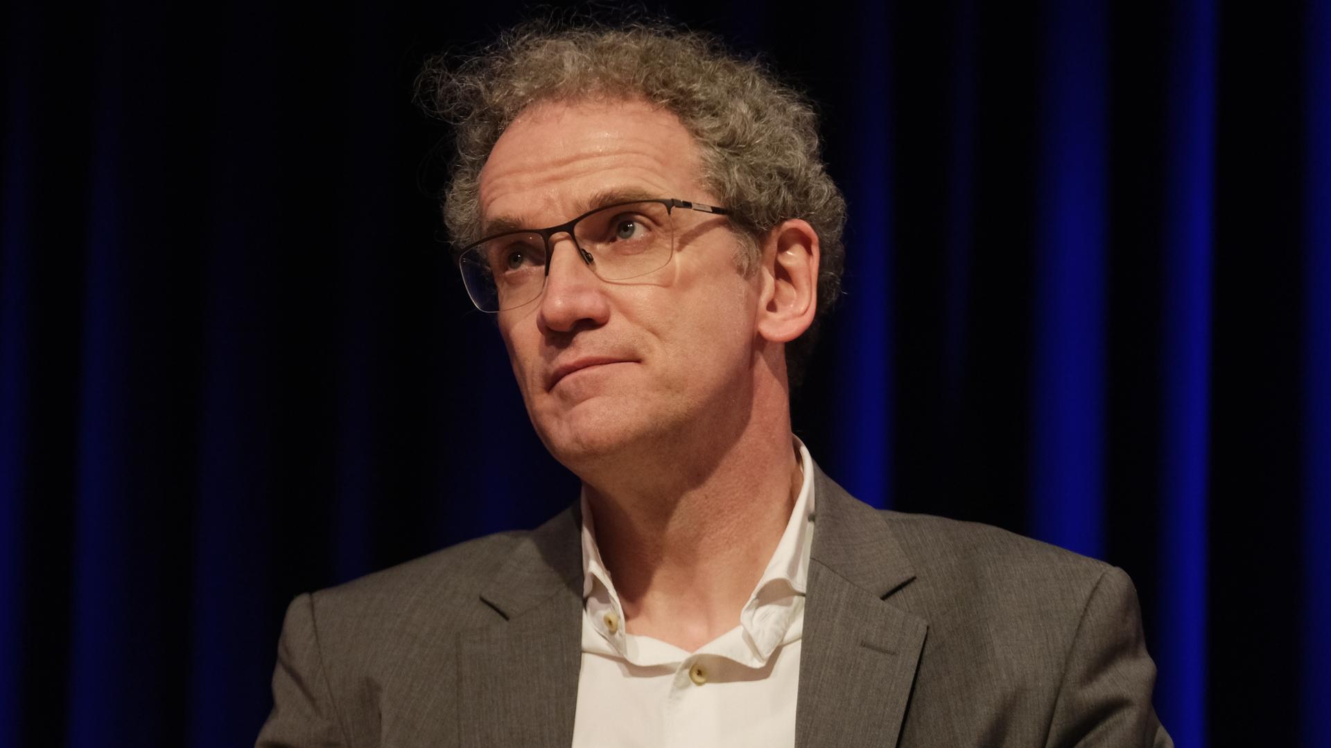 Dirk Oschmann sitzt im Zeitgeschichtlichen Forum auf einer Bühne. Dort spricht er auf einer Veranstaltung der Reihe "Leipzig liest", die im Rahmen der Leipziger Buchmesse stattfindet. Dirk Oschmann sitzt im Zeitgeschichtlichen Forum auf einer Bühne. Dort spricht er auf einer Veranstaltung der Reihe "Leipzig liest", die im Rahmen der Leipziger Buchmesse stattfindet.