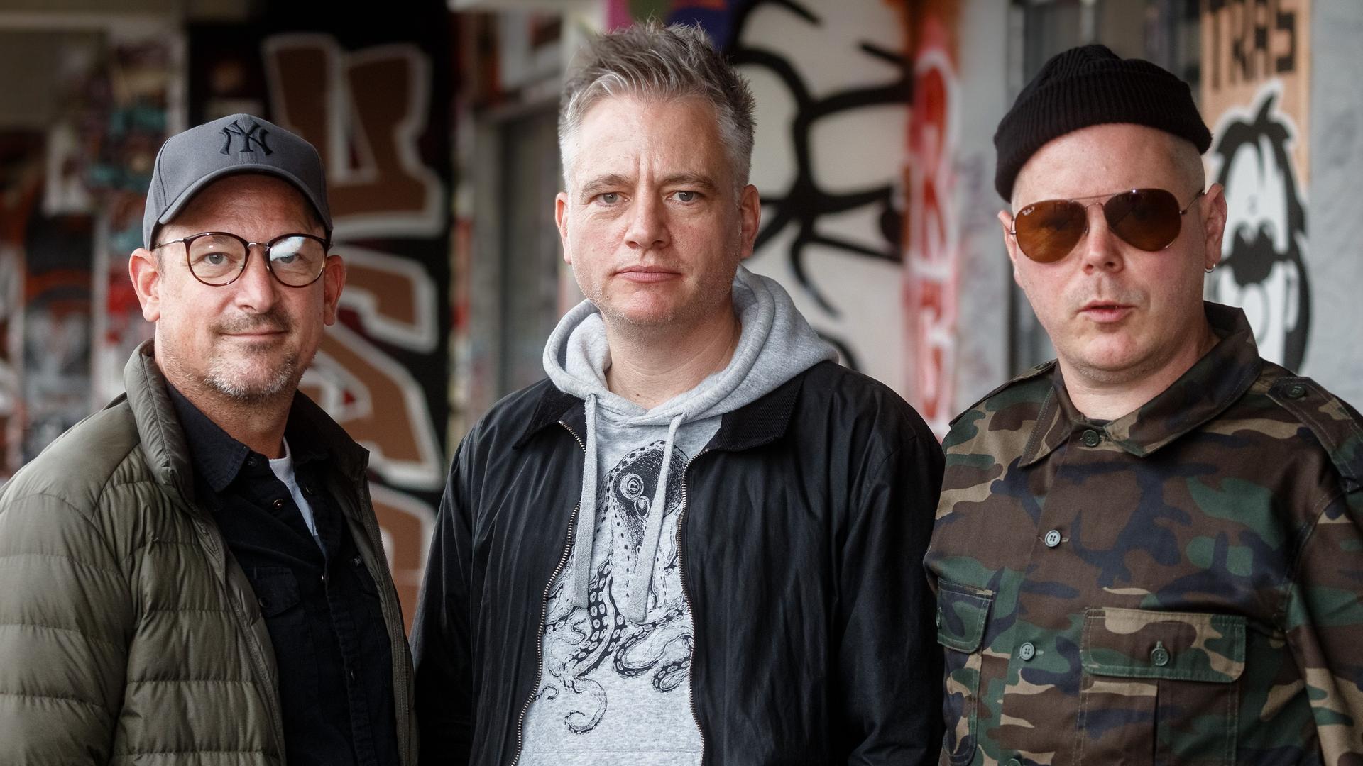 Die Musiker der Hip-Hop und Pop-Gruppe Fettes Brot (l-r) Björn Warns, alias Björn Beton, Martin Vandreier, alias Doktor Rentz, und Boris Lauterbach, stehen vor dem St.Pauli Stadion. Die Musiker der Hip-Hop und Pop-Gruppe Fettes Brot (l-r) Björn Warns, alias Björn Beton, Martin Vandreier, alias Doktor Rentz, und Boris Lauterbach, stehen vor dem St.Pauli Stadion.