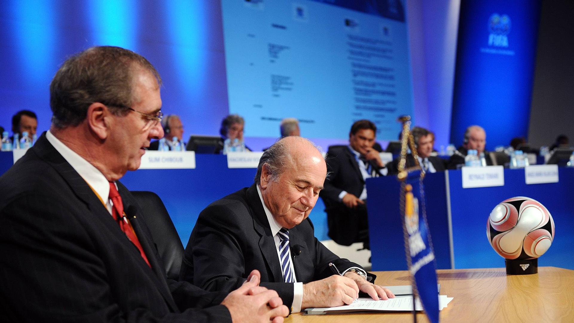 ´2008  tritt auch die Fußball-Welt dem World.Anti-Doping.Code bei: WADA-Chef John Fahey (links im Bild) und FIFA Präsident Joseph Blatter unterzeichnen beim  FIFA Kongress in Sydney die Verträge.