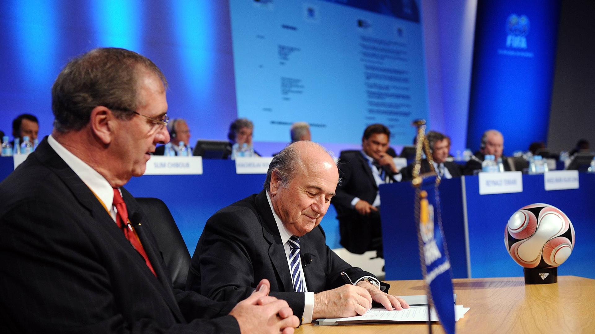 ´2008 tritt auch die Fußball-Welt dem World.Anti-Doping.Code bei: WADA-Chef John Fahey (links im Bild) und FIFA Präsident Joseph Blatter unterzeichnen beim FIFA Kongress in Sydney die Verträge. ´2008 tritt auch die Fußball-Welt dem World.Anti-Doping.Code bei: WADA-Chef John Fahey (links im Bild) und FIFA Präsident Joseph Blatter unterzeichnen beim FIFA Kongress in Sydney die Verträge.