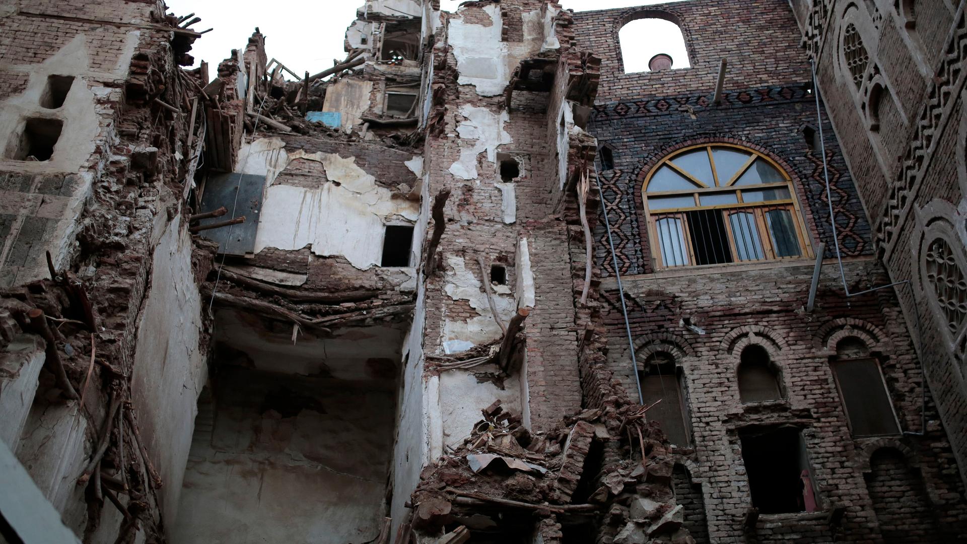 In Sanaa in dem Land Jemen sind zwei Häuser durch starken Regen eingestürzt. In Sanaa in dem Land Jemen sind zwei Häuser durch starken Regen eingestürzt.