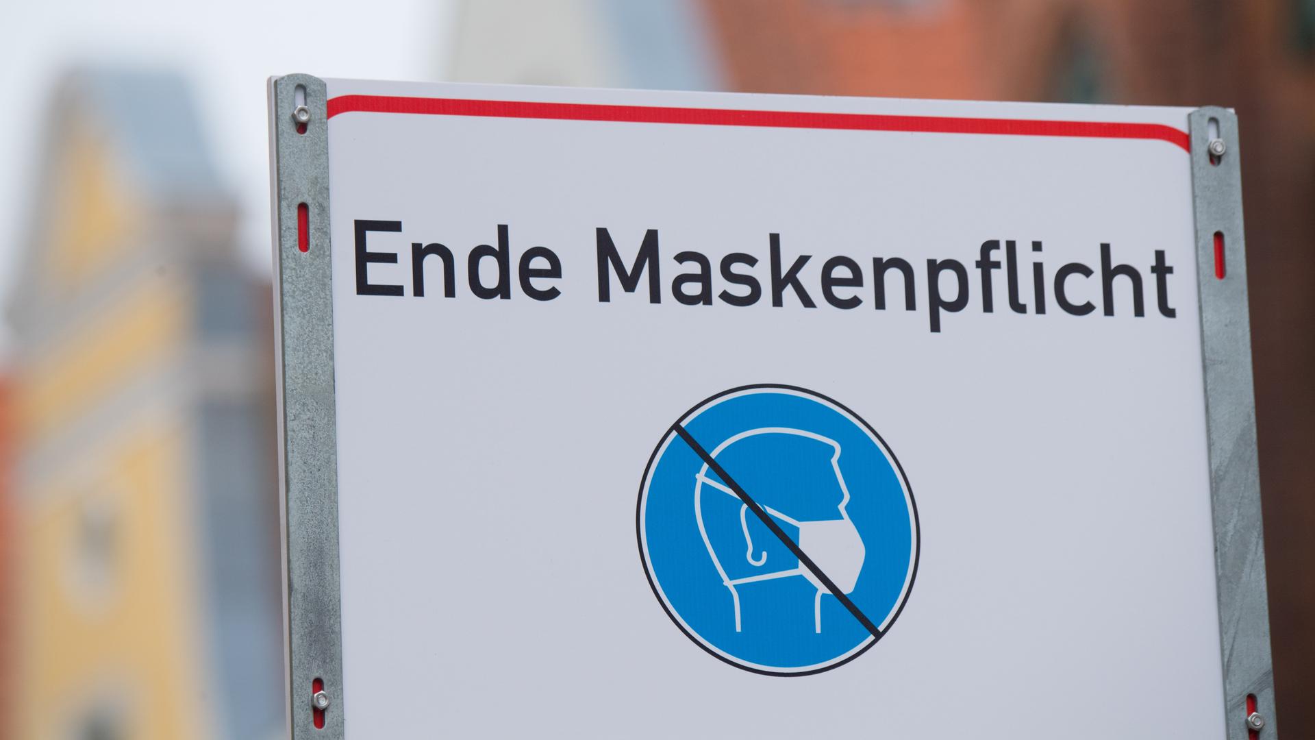 "Ende Maskenpflicht" steht auf einem Schild in der Altstadt von Stralsund "Ende Maskenpflicht" steht auf einem Schild in der Altstadt von Stralsund