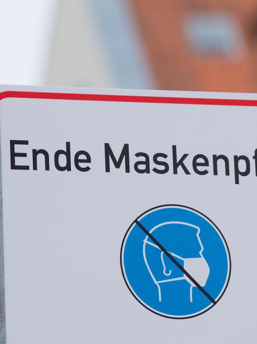 "Ende Maskenpflicht" steht auf einem Schild in der Altstadt von Stralsund