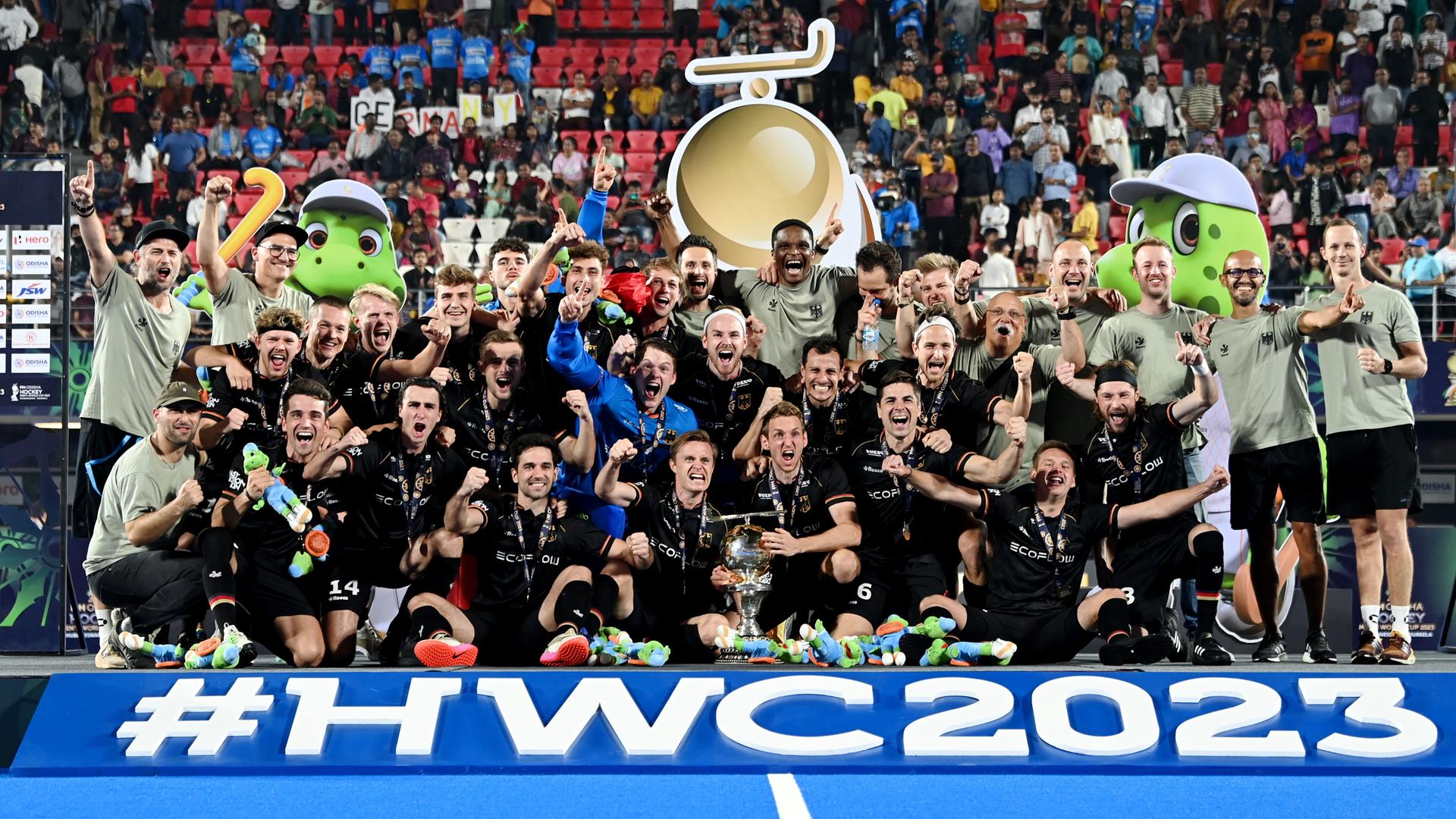 Die deutsche Hockey-Mannschaft jubelt über den Gewinn der Welt-Meisterschaft in Indien. Die deutsche Hockey-Mannschaft jubelt über den Gewinn der Welt-Meisterschaft in Indien.