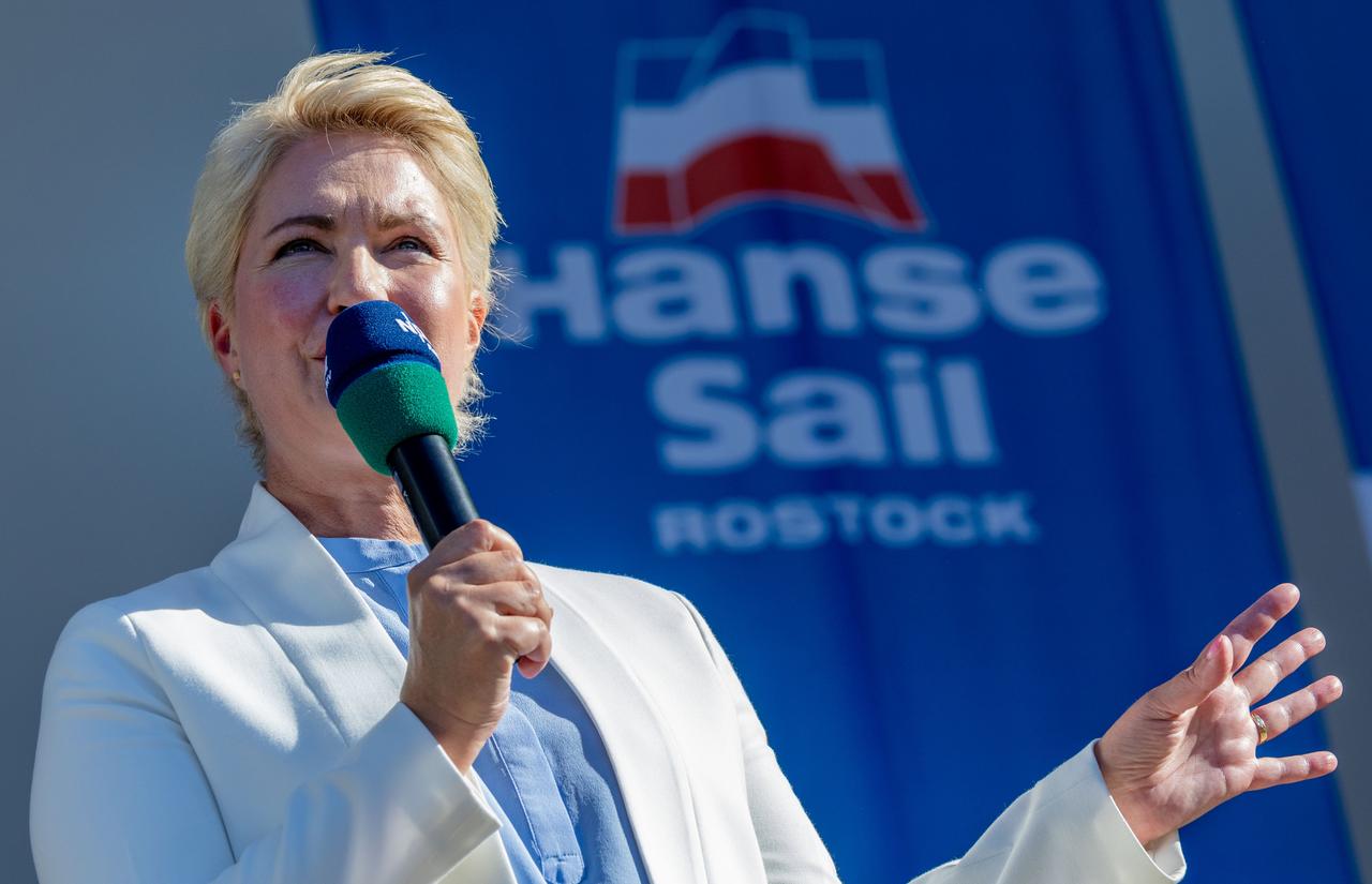 Manuela Schwesig, Ministerpräsidentin von Mecklenburg-Vorpommern (SPD), bei der offiziellen Eröffnung der 31. Hanse Sail - mit 111 Traditionsschiffe und Hunderttausenden Besuchern das größte maritimen Volksfest in Mecklenburg-Vorpommern - allerdings in diesem Jahr ohne russische Boote und Besatzungen. Manuela Schwesig, Ministerpräsidentin von Mecklenburg-Vorpommern (SPD), bei der offiziellen Eröffnung der 31. Hanse Sail - mit 111 Traditionsschiffe und Hunderttausenden Besuchern das größte maritimen Volksfest in Mecklenburg-Vorpommern - allerdings in diesem Jahr ohne russische Boote und Besatzungen.