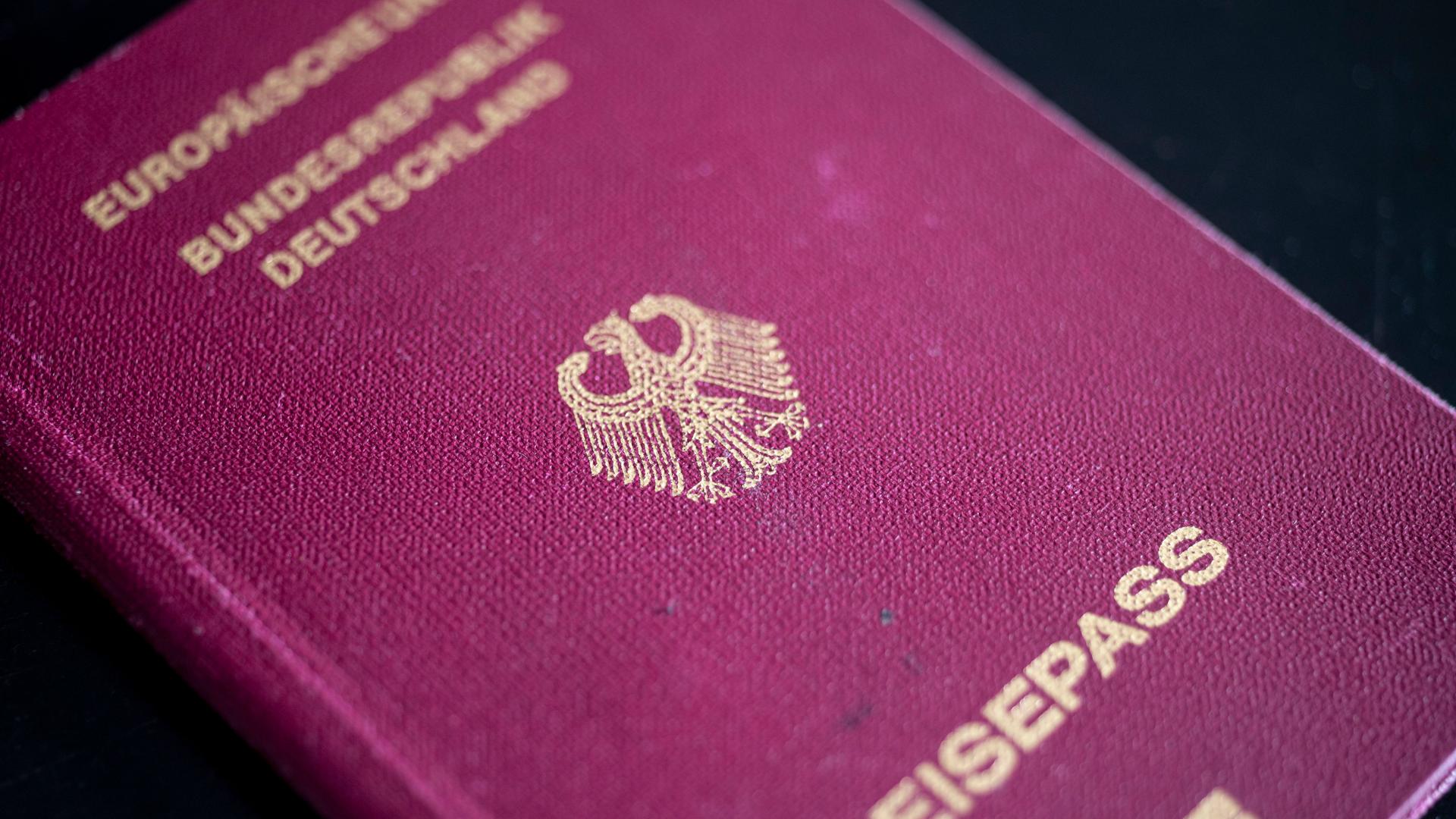 Ein deutscher Reisepass liegt auf einem Tisch. Ein deutscher Reisepass liegt auf einem Tisch.