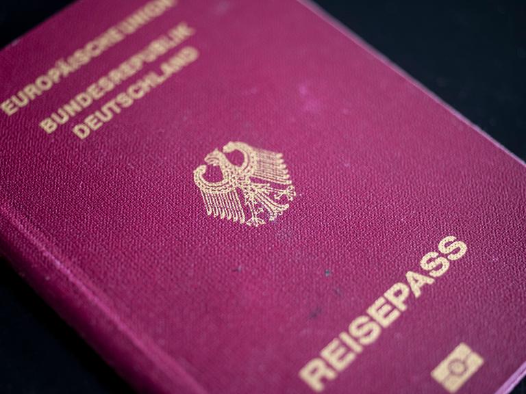 Ein deutscher Reisepass liegt auf einem Tisch.