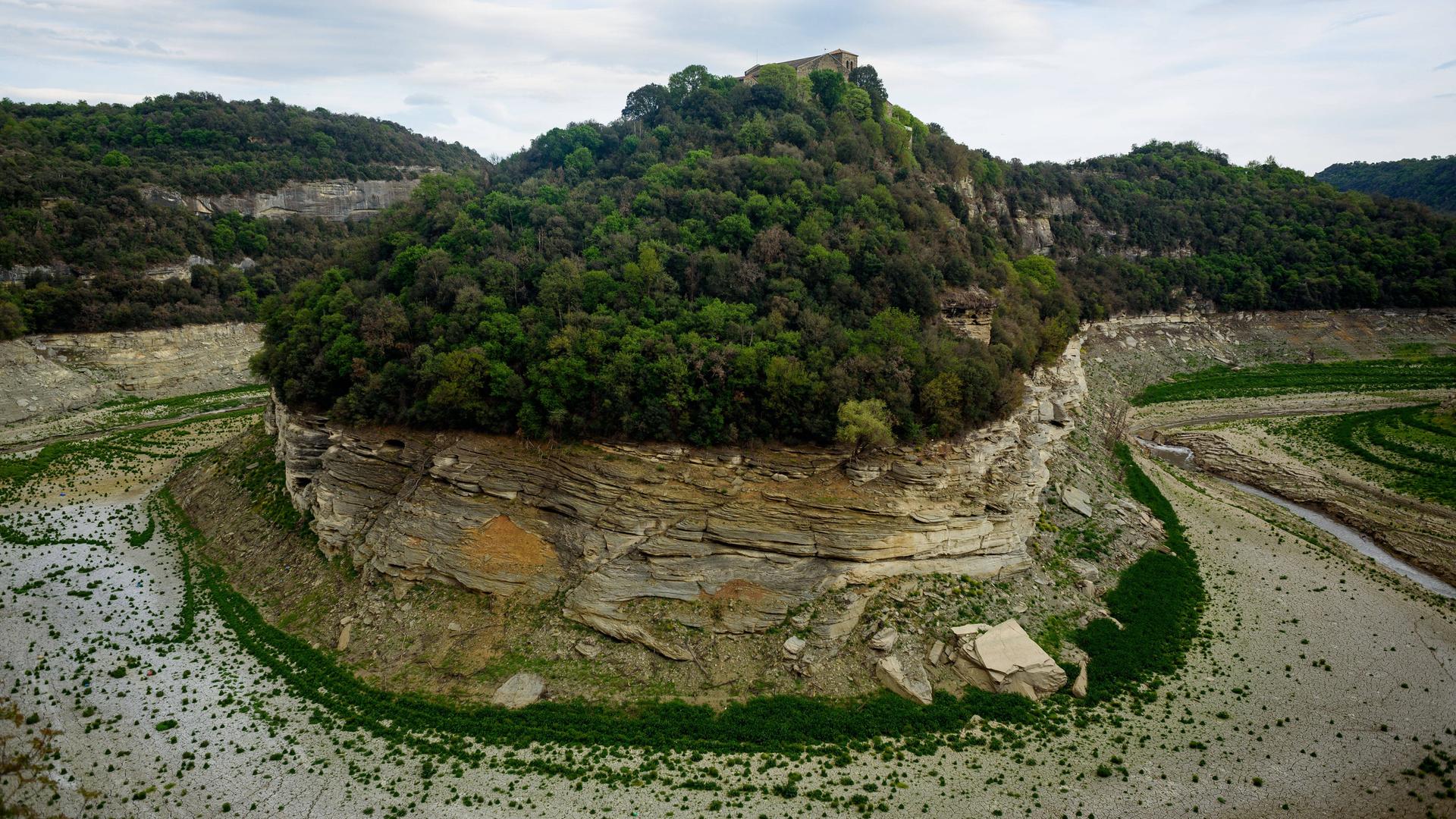 An einer Flussbiegung bei Vilanova de Sau ist das fast wasserlose Flussbett des Flusses Ter in der spanischen Region Katalonien zu sehen. An einer Flussbiegung bei Vilanova de Sau ist das fast wasserlose Flussbett des Flusses Ter in der spanischen Region Katalonien zu sehen.