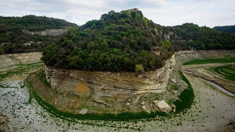 An einer Flussbiegung bei Vilanova de Sau ist das fast wasserlose Flussbett des Flusses Ter in der spanischen Region Katalonien zu sehen. 