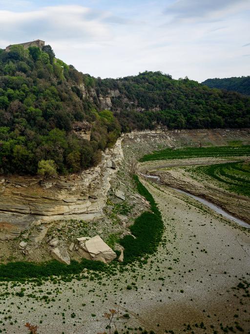 An einer Flussbiegung bei Vilanova de Sau ist das fast wasserlose Flussbett des Flusses Ter in der spanischen Region Katalonien zu sehen. 