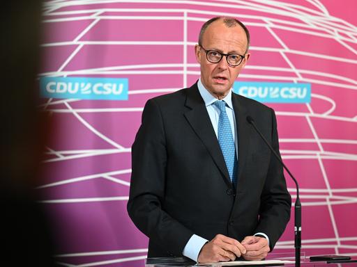 Friedrich Merz, Vorsitzender der CDU/CSU- Bundestagsfraktion, gibt am Rande der Sitzung der Unionsfraktion ein Pressestatement.