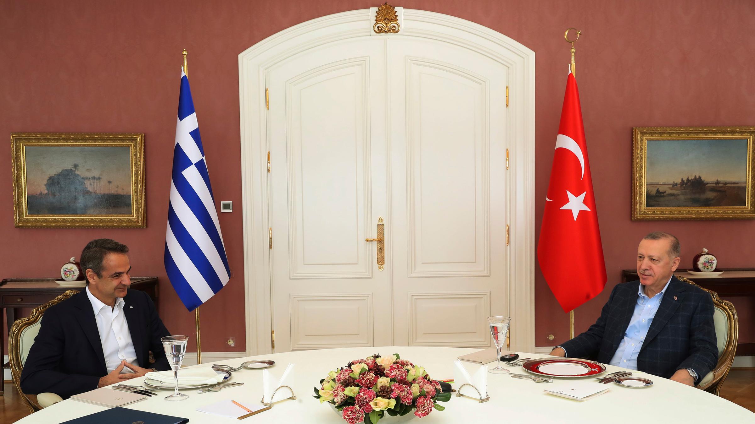 Erdogan \(r\) und Mitsotakis bei einem Treffen in Istanbul