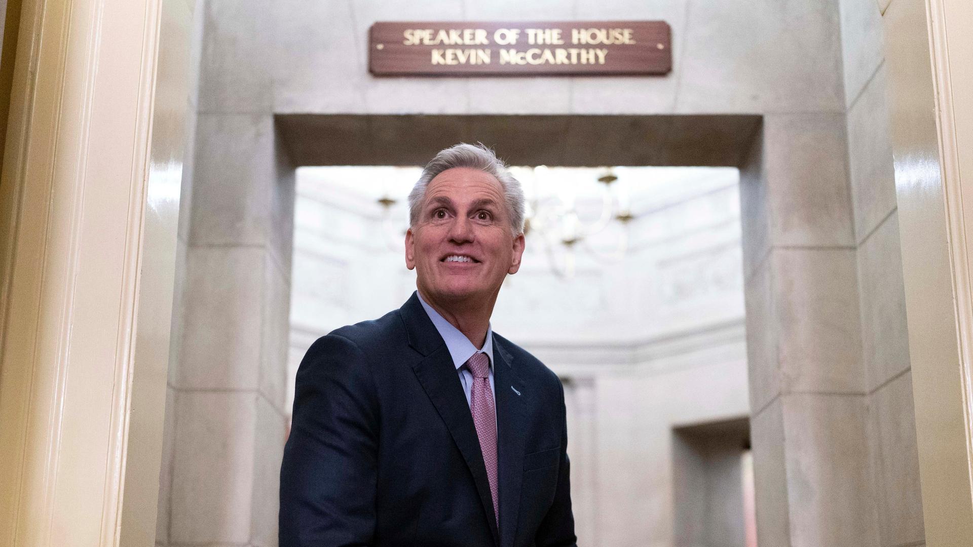 Kevin McCarthy steht neben dem neu aufgehängten Namensschild in seinem Büro. Kevin McCarthy steht neben dem neu aufgehängten Namensschild in seinem Büro.