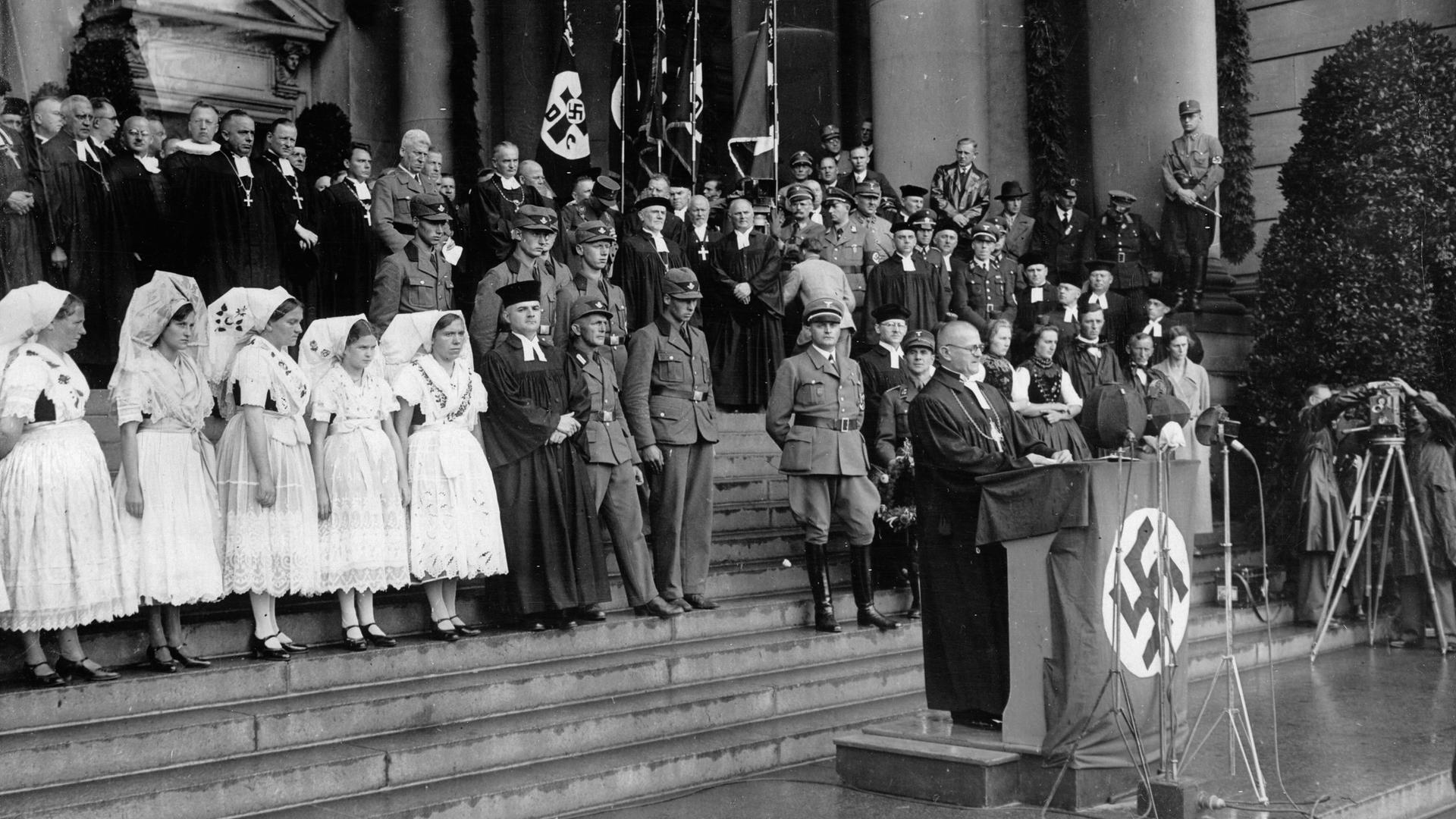 Johann Heinrich Ludwig Müller. Bischof der Evangelischen Kirche in Deutschland während der Zeit des Nationalsozialismus. Offizielle Antrittsrede auf den Stufen des Doms in Berlin im September 1934. Johann Heinrich Ludwig Müller. Bischof der Evangelischen Kirche in Deutschland während der Zeit des Nationalsozialismus. Offizielle Antrittsrede auf den Stufen des Doms in Berlin im September 1934.