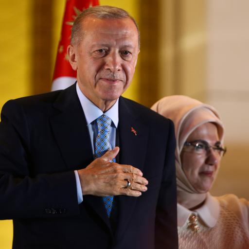 Der türkische Staatschef Recep Tayyip Erdogan und seine Frau Emine gestikulieren vor Anhängern im Präsidentenpalast in Ankara.