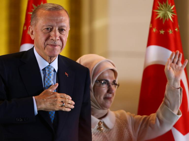 Der türkische Staatschef Recep Tayyip Erdogan und seine Frau Emine gestikulieren vor Anhängern im Präsidentenpalast in Ankara. 