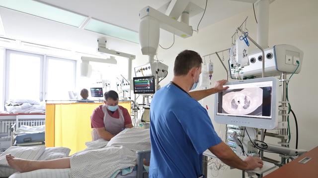 Krankenpflegerinnen und -pfleger behandeln eine Covid-Patienten auf einer Krankenstation.