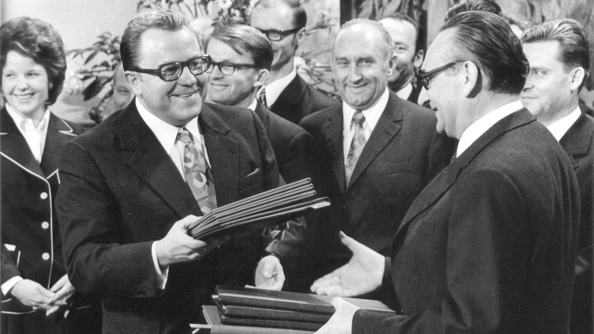 Egon Bahr (r) und Michael Kohl beim Austausch der Paraphierungsdokumente nach der Unterzeichnung dieser. Der Grundvertrag zwischen der Bundesrepublik Deutschland und der Deutschen Demokratischen Republik wurde am 8. November 1972 im Bonner Bundeskanzleramt von den Staatssekretären Egon Bahr (BRD) und Michael Kohl (DDR) paraphiert. Egon Bahr (r) und Michael Kohl beim Austausch der Paraphierungsdokumente nach der Unterzeichnung dieser. Der Grundvertrag zwischen der Bundesrepublik Deutschland und der Deutschen Demokratischen Republik wurde am 8. November 1972 im Bonner Bundeskanzleramt von den Staatssekretären Egon Bahr (BRD) und Michael Kohl (DDR) paraphiert.
