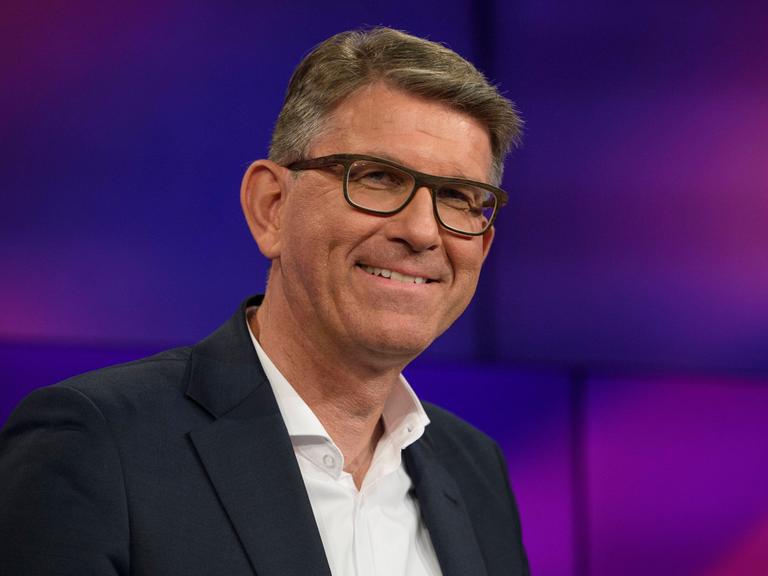 Wolfram Weimer posiert im Studio der ARD-Sendung "Maischberger" für ein Foto.
