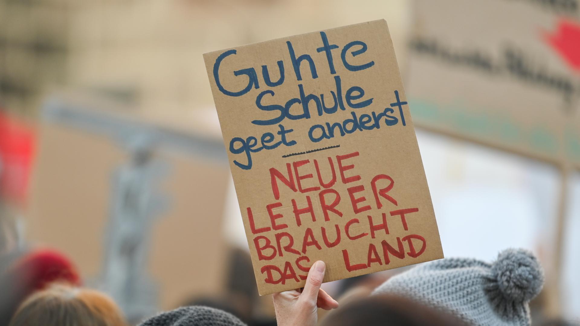 Bei einer Demonstration wird ein Schild mit der Aufschrift "Guhte Schule geet anderst. Neue Lehrer braucht das Land" hochgehalten Bei einer Demonstration wird ein Schild mit der Aufschrift "Guhte Schule geet anderst. Neue Lehrer braucht das Land" hochgehalten