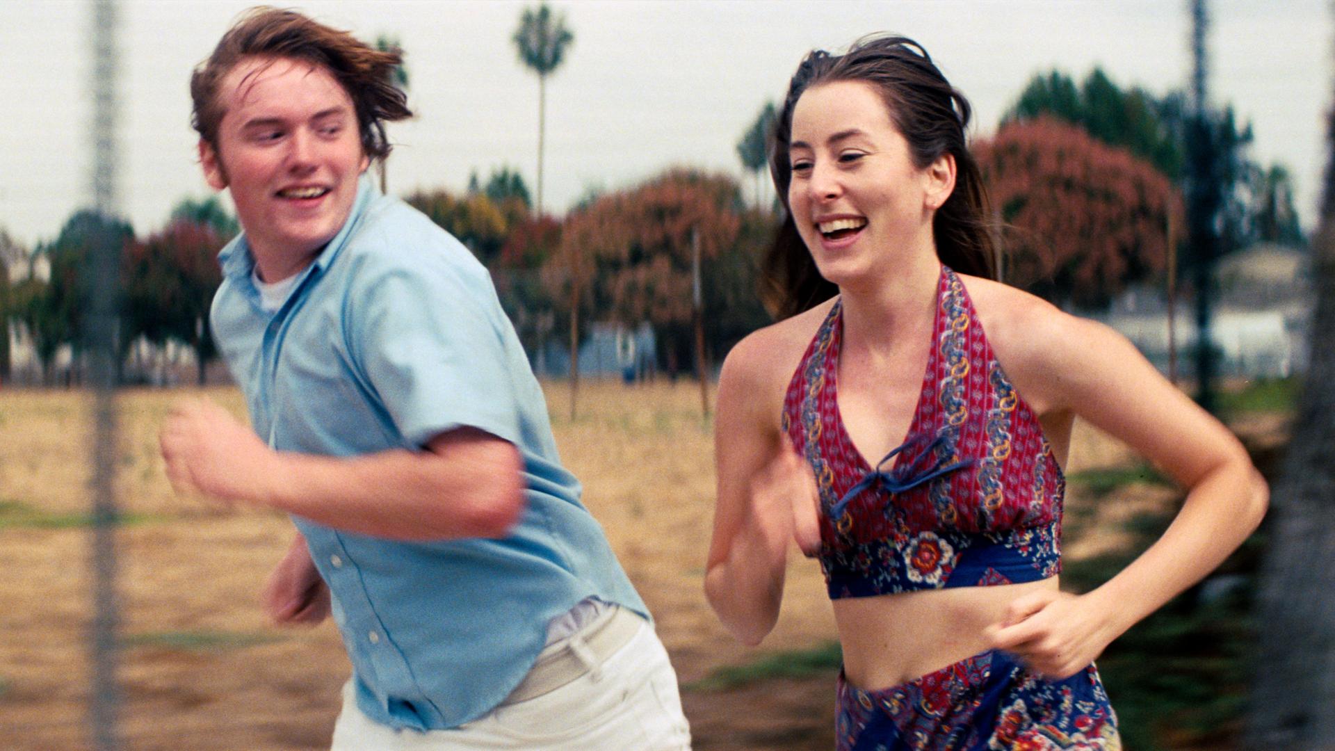 Szene aus dem Film "Licorice Pizza" mit den Hauptdarstellern Cooper Haffmann und Alana Haim. Szene aus dem Film "Licorice Pizza" mit den Hauptdarstellern Cooper Haffmann und Alana Haim.