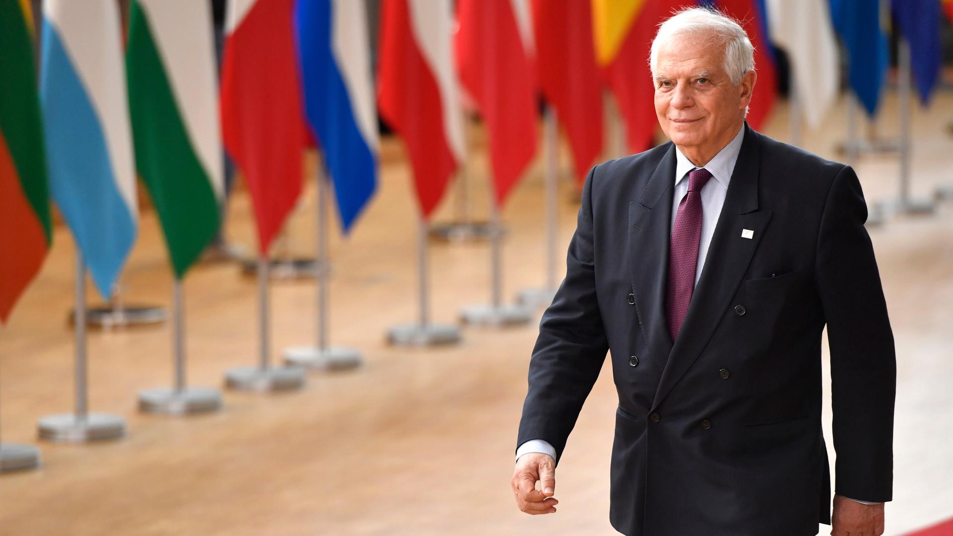 Der EU-Außenbeauftragte Josep Borrell im Gebäude des Europäischen Rates, im Hintergrund einige Fahnen der Mitgliedsstaaten. Der EU-Außenbeauftragte Josep Borrell im Gebäude des Europäischen Rates, im Hintergrund einige Fahnen der Mitgliedsstaaten.