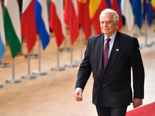 Der EU-Außenbeauftragte Josep Borrell im Gebäude des Europäischen Rates, im Hintergrund einige Fahnen der Mitgliedsstaaten.