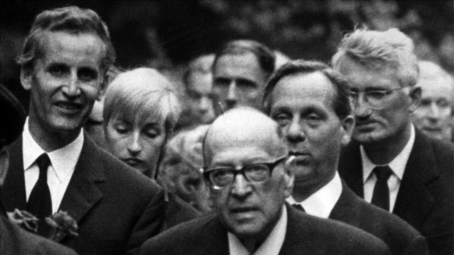 Historische sw-Aufnahme zeigt den Direktor des Frankfurter Instituts für Sozialforschung Prof. Ludwig Friedeburg, Prof. Max Horkheimer, den damaligen Frankfurter Oberbürgermeister Willy Brundert und Prof. Juergen Habermas, von links, auf der Beerdigung von Theodor Adorno am 13. August 1969. Historische sw-Aufnahme zeigt den Direktor des Frankfurter Instituts für Sozialforschung Prof. Ludwig Friedeburg, Prof. Max Horkheimer, den damaligen Frankfurter Oberbürgermeister Willy Brundert und Prof. Juergen Habermas, von links, auf der Beerdigung von Theodor Adorno am 13. August 1969.