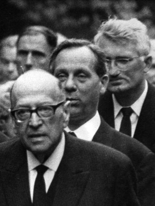 Historische sw-Aufnahme zeigt den Direktor des Frankfurter Instituts für Sozialforschung Prof. Ludwig Friedeburg, Prof. Max Horkheimer, den damaligen Frankfurter Oberbürgermeister Willy Brundert und Prof. Juergen Habermas, von links, auf der Beerdigung von Theodor Adorno am 13. August 1969.